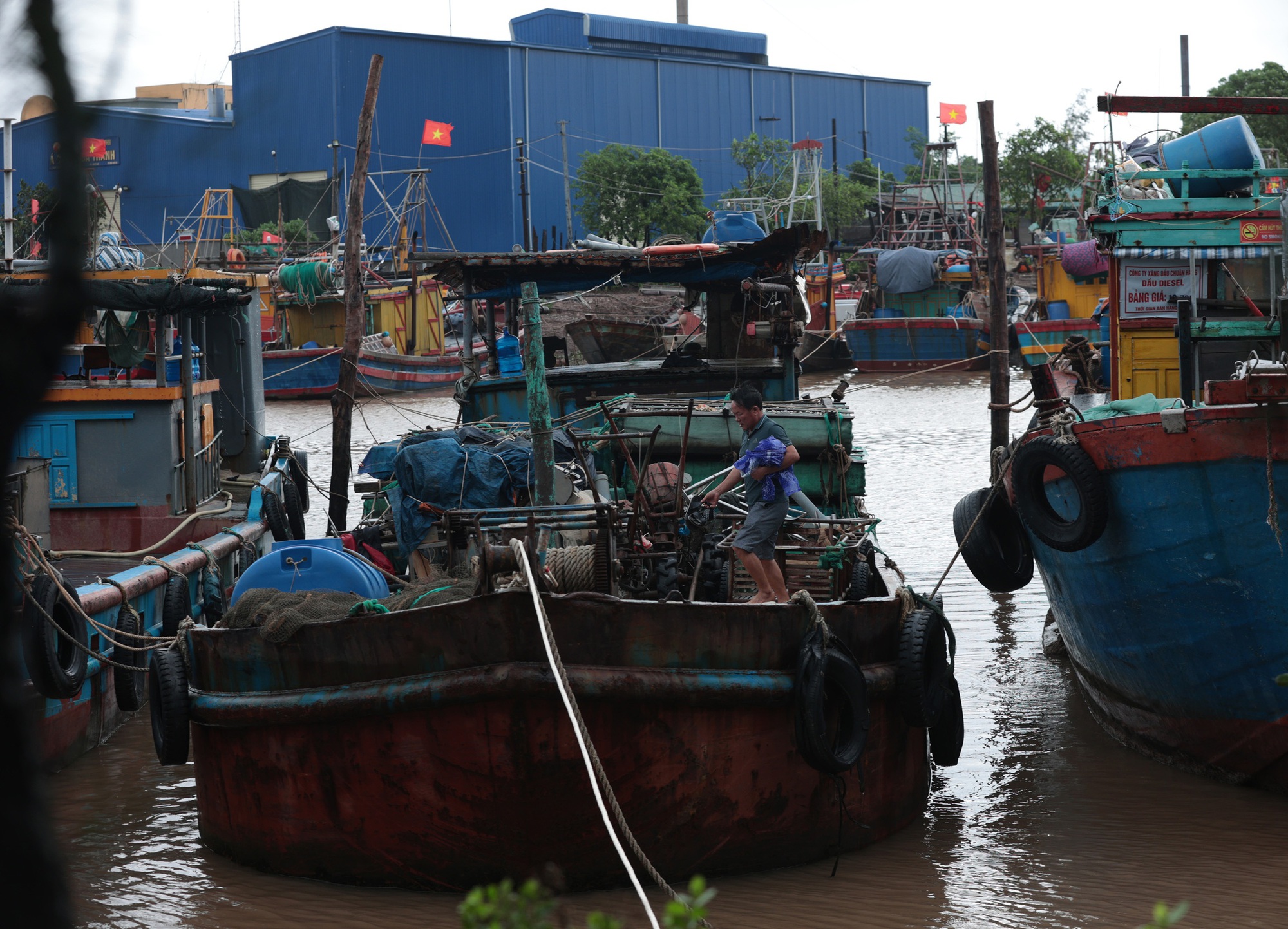Trực tiếp: Bão số 3 đổ bộ đất liền Hưng Yên - Ninh Bình; CSGT Hà Nội khuyến cáo người dân hạn chế ra đường- Ảnh 15. Trực tiếp: Bão số 3 đổ bộ đất liền Hưng Yên - Ninh Bình; CSGT Hà Nội khuyến cáo người dân hạn chế ra đường- Ảnh 15.