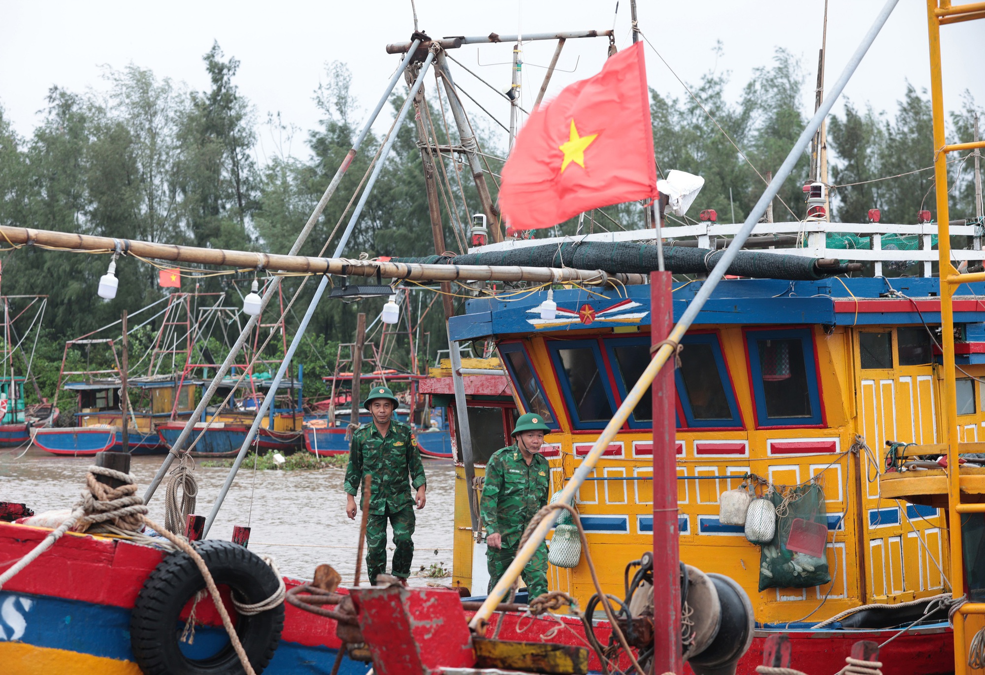 Trực tiếp: Bão số 3 đổ bộ đất liền Hưng Yên - Ninh Bình; CSGT Hà Nội khuyến cáo người dân hạn chế ra đường- Ảnh 13. Trực tiếp: Bão số 3 đổ bộ đất liền Hưng Yên - Ninh Bình; CSGT Hà Nội khuyến cáo người dân hạn chế ra đường- Ảnh 13.