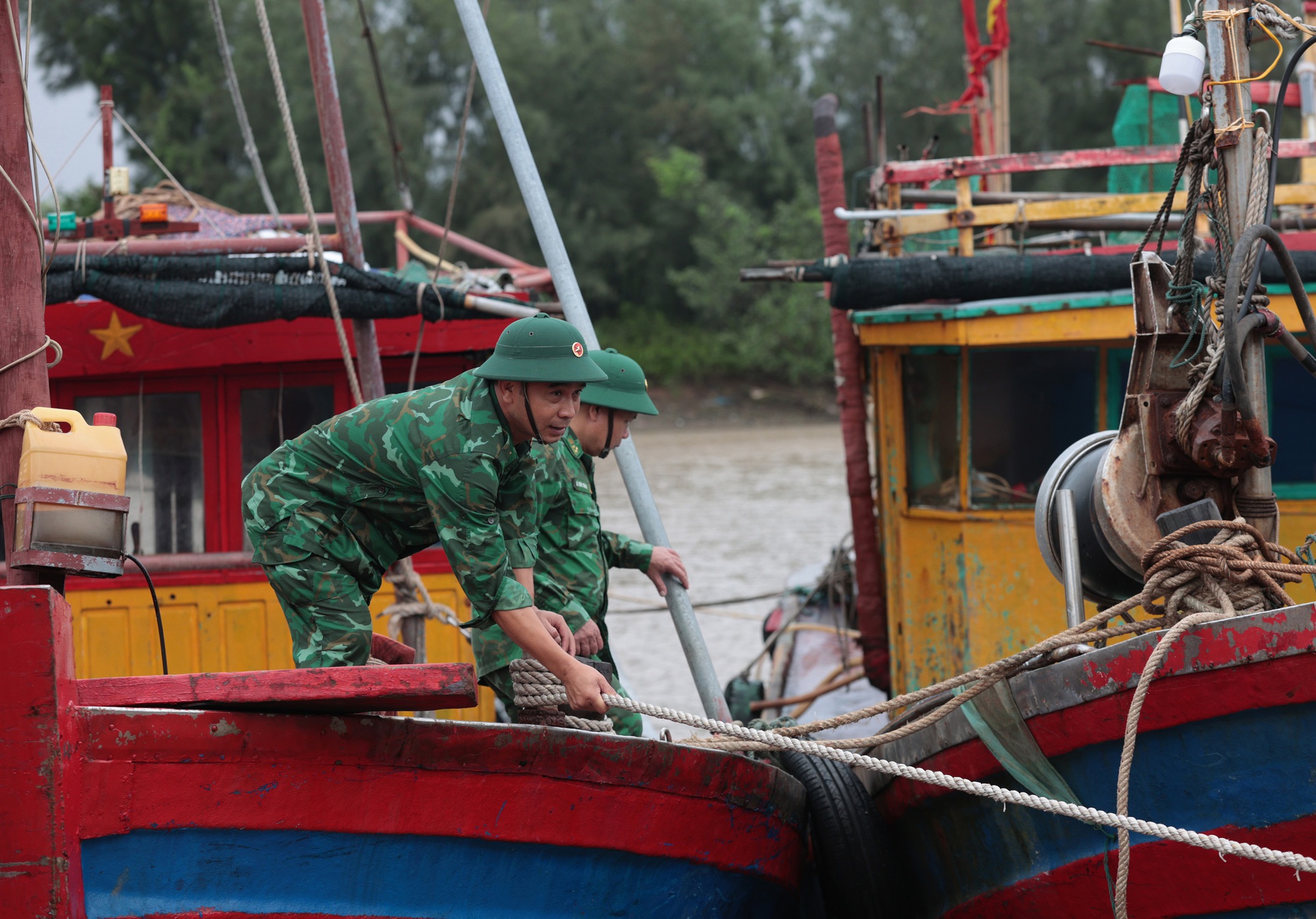 Trực tiếp: Bão số 3 đổ bộ đất liền Hưng Yên - Ninh Bình; CSGT Hà Nội khuyến cáo người dân hạn chế ra đường- Ảnh 14. Trực tiếp: Bão số 3 đổ bộ đất liền Hưng Yên - Ninh Bình; CSGT Hà Nội khuyến cáo người dân hạn chế ra đường- Ảnh 14.