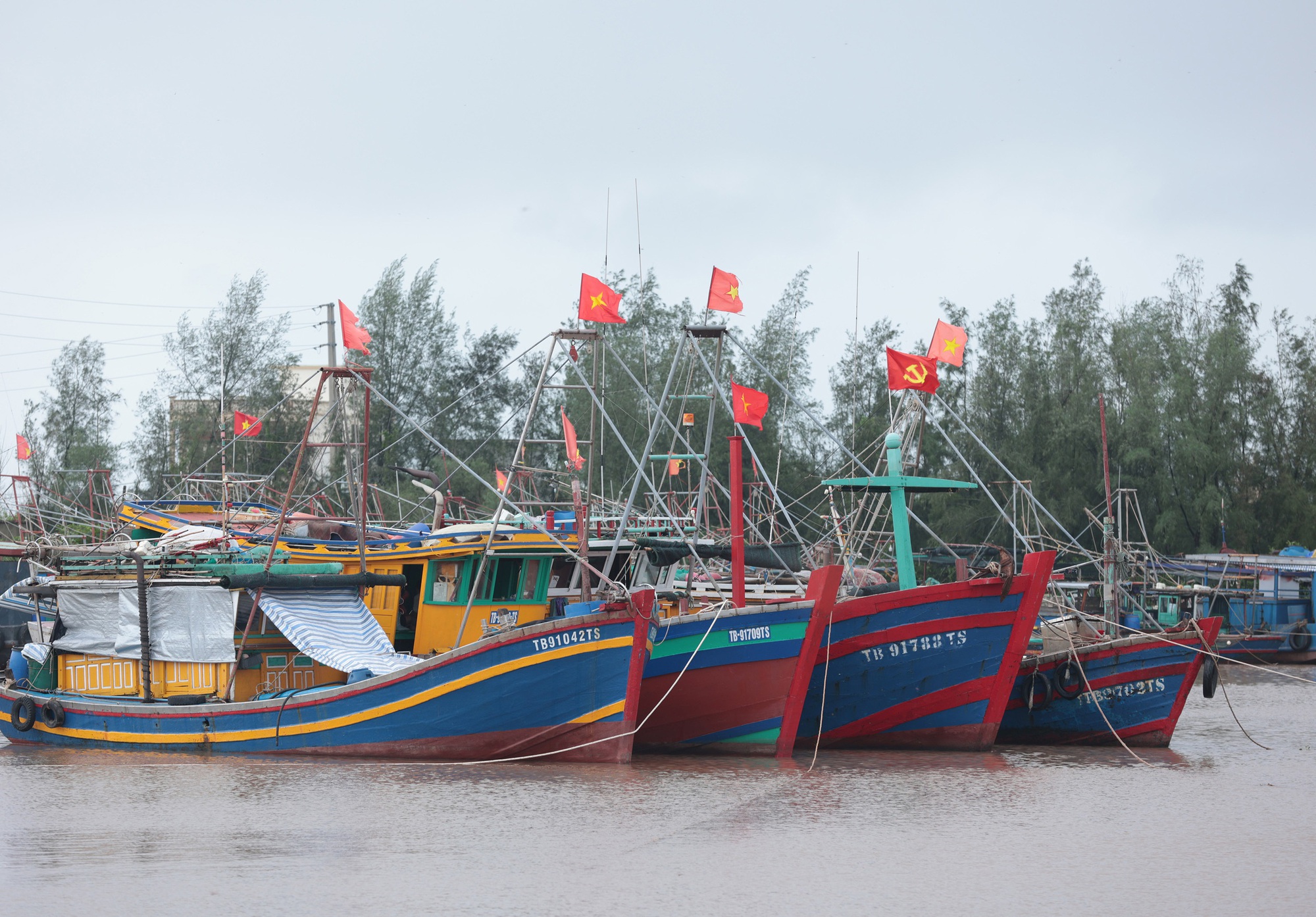 Trực tiếp: Bão số 3 đổ bộ đất liền Hưng Yên - Ninh Bình; CSGT Hà Nội khuyến cáo người dân hạn chế ra đường- Ảnh 16. Trực tiếp: Bão số 3 đổ bộ đất liền Hưng Yên - Ninh Bình; CSGT Hà Nội khuyến cáo người dân hạn chế ra đường- Ảnh 16.