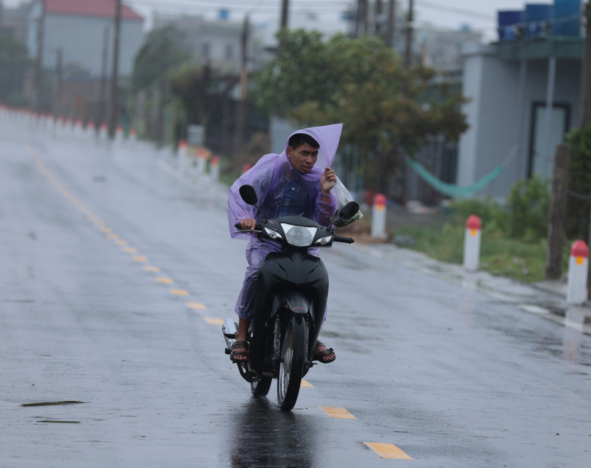 Trực tiếp: Bão số 3 Wipha giật cấp 10 đang ở đất liền Ninh Bình - Thanh Hóa; cảnh báo lũ quét các khu vực- Ảnh 17. Trực tiếp: Bão số 3 Wipha giật cấp 10 đang ở đất liền Ninh Bình - Thanh Hóa; cảnh báo lũ quét các khu vực- Ảnh 17.