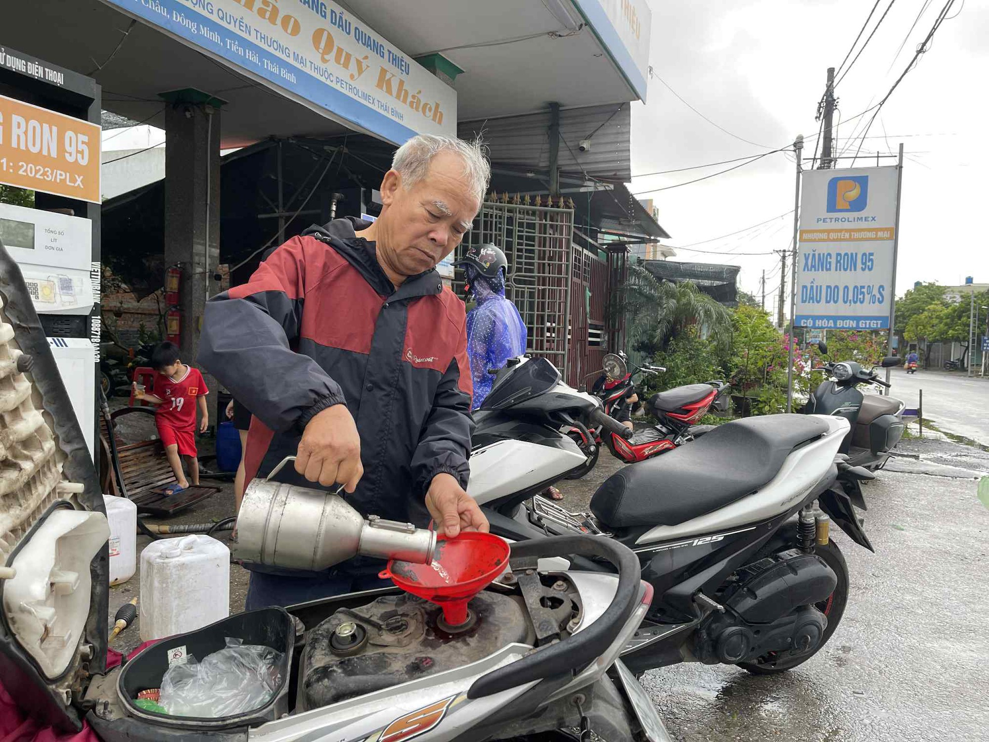 Trực tiếp: Bão số 3 đổ bộ đất liền Hưng Yên - Ninh Bình; CSGT Hà Nội khuyến cáo người dân hạn chế ra đường- Ảnh 19. Trực tiếp: Bão số 3 đổ bộ đất liền Hưng Yên - Ninh Bình; CSGT Hà Nội khuyến cáo người dân hạn chế ra đường- Ảnh 19.