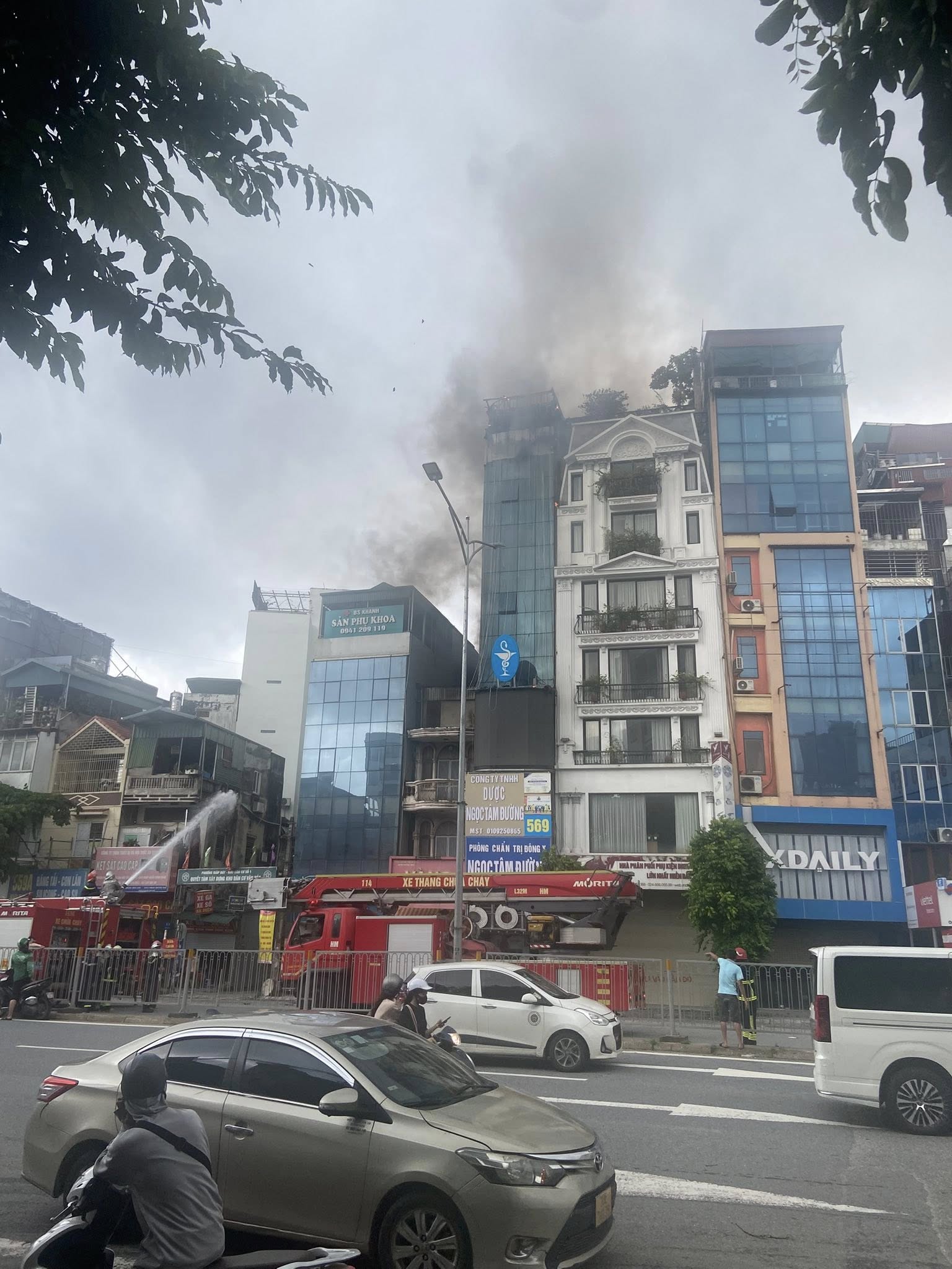 Hà Nội: Cháy ngùn ngụt tại ngôi nhà 5 tầng trên đường Giải Phóng, người dân hoảng hốt theo dõi - Ảnh 2. Hà Nội: Cháy ngùn ngụt tại ngôi nhà 5 tầng trên đường Giải Phóng, người dân hoảng hốt theo dõi - Ảnh 2.