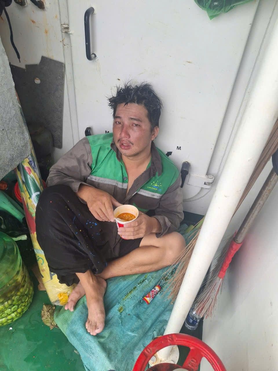 Người đàn ông may mắn được tàu cứu sống sau hơn 6 tiếng trôi lênh đênh trên biển: Phút sinh tử của ngư dân may mắn - Ảnh 1. Người đàn ông may mắn được tàu cứu sống sau hơn 6 tiếng trôi lênh đênh trên biển: Phút sinh tử của ngư dân may mắn - Ảnh 1.