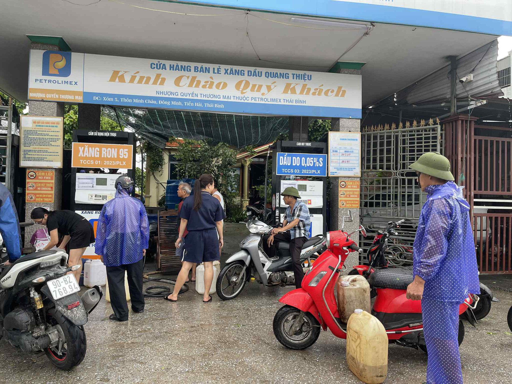 Trực tiếp: Bão số 3 đổ bộ đất liền Hưng Yên - Ninh Bình; CSGT Hà Nội khuyến cáo người dân hạn chế ra đường- Ảnh 18. Trực tiếp: Bão số 3 đổ bộ đất liền Hưng Yên - Ninh Bình; CSGT Hà Nội khuyến cáo người dân hạn chế ra đường- Ảnh 18.