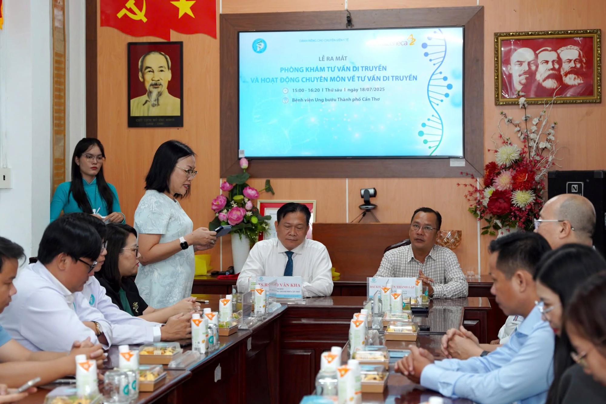 Nâng tầm phòng chống ung thư: Bệnh nhân có thể nhận diện sớm yếu tố di truyền ung thư - Ảnh 2. Nâng tầm phòng chống ung thư: Bệnh nhân có thể nhận diện sớm yếu tố di truyền ung thư - Ảnh 2.
