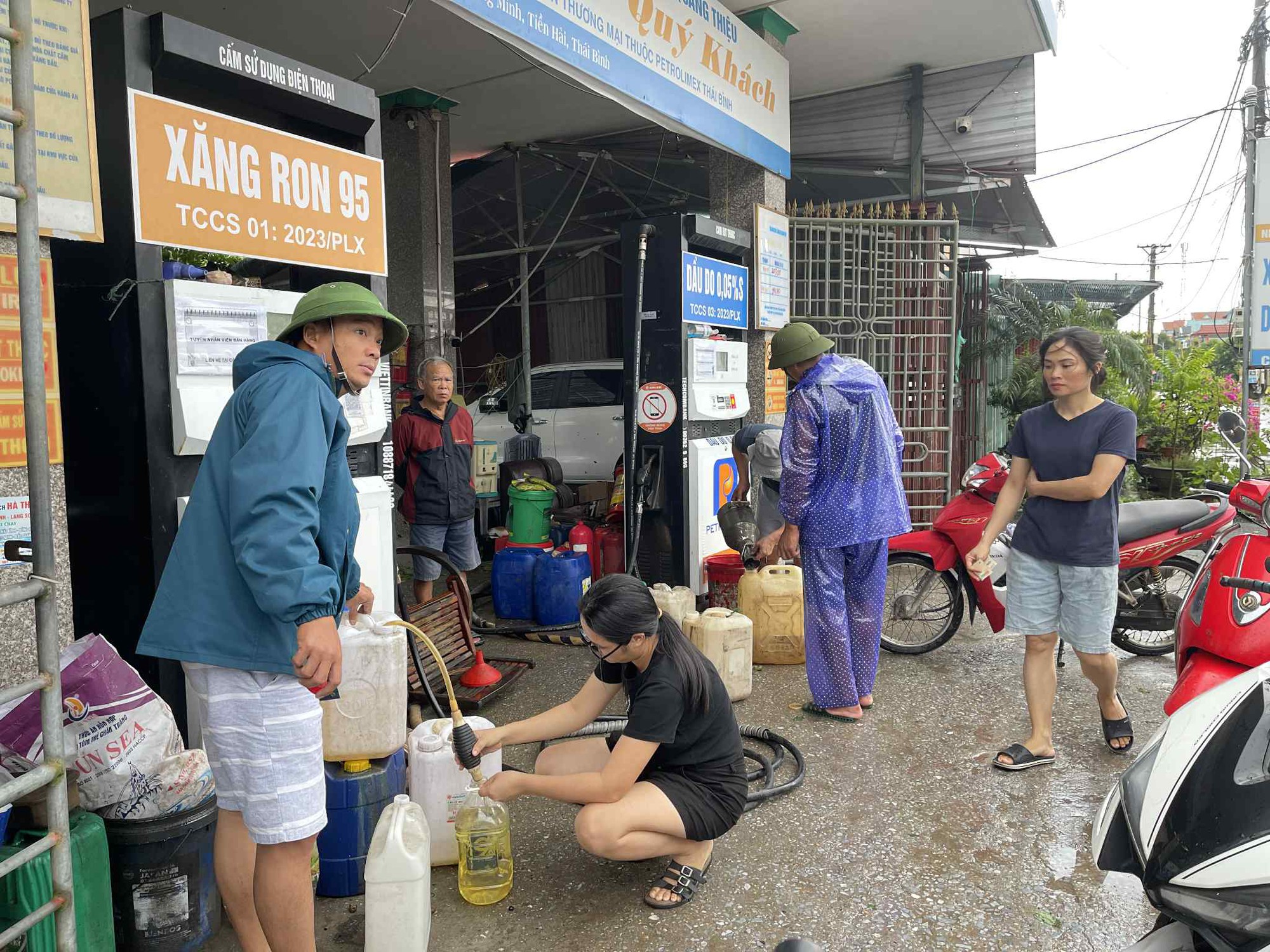 Trực tiếp: Bão số 3 đổ bộ đất liền Hưng Yên - Ninh Bình; CSGT Hà Nội khuyến cáo người dân hạn chế ra đường- Ảnh 17. Trực tiếp: Bão số 3 đổ bộ đất liền Hưng Yên - Ninh Bình; CSGT Hà Nội khuyến cáo người dân hạn chế ra đường- Ảnh 17.