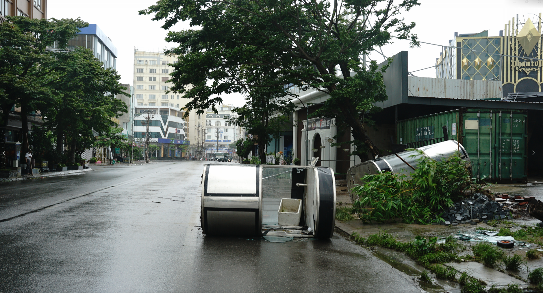 Trực tiếp: Bão số 3 đổ bộ đất liền Hưng Yên - Ninh Bình; CSGT Hà Nội khuyến cáo người dân hạn chế ra đường- Ảnh 29. Trực tiếp: Bão số 3 đổ bộ đất liền Hưng Yên - Ninh Bình; CSGT Hà Nội khuyến cáo người dân hạn chế ra đường- Ảnh 29.