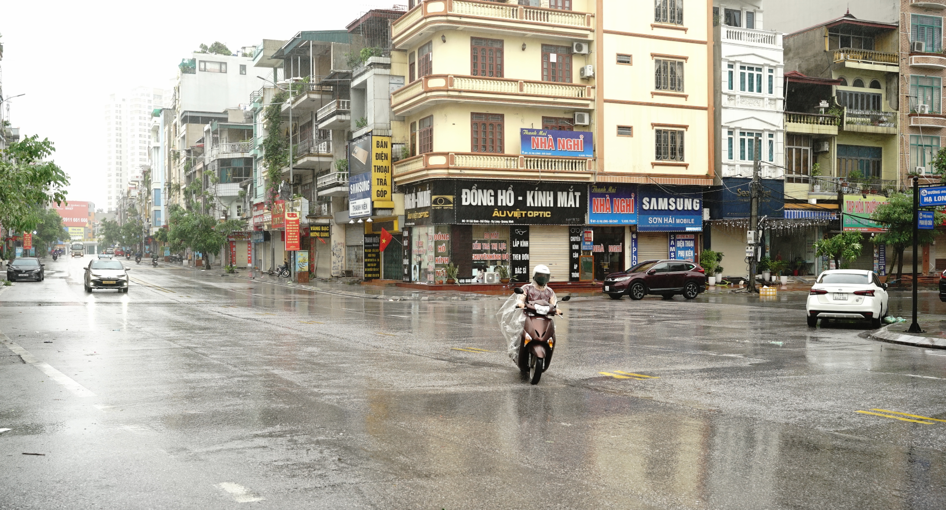 Trực tiếp: Bão số 3 đổ bộ đất liền Hưng Yên - Ninh Bình; CSGT Hà Nội khuyến cáo người dân hạn chế ra đường- Ảnh 33. Trực tiếp: Bão số 3 đổ bộ đất liền Hưng Yên - Ninh Bình; CSGT Hà Nội khuyến cáo người dân hạn chế ra đường- Ảnh 33.