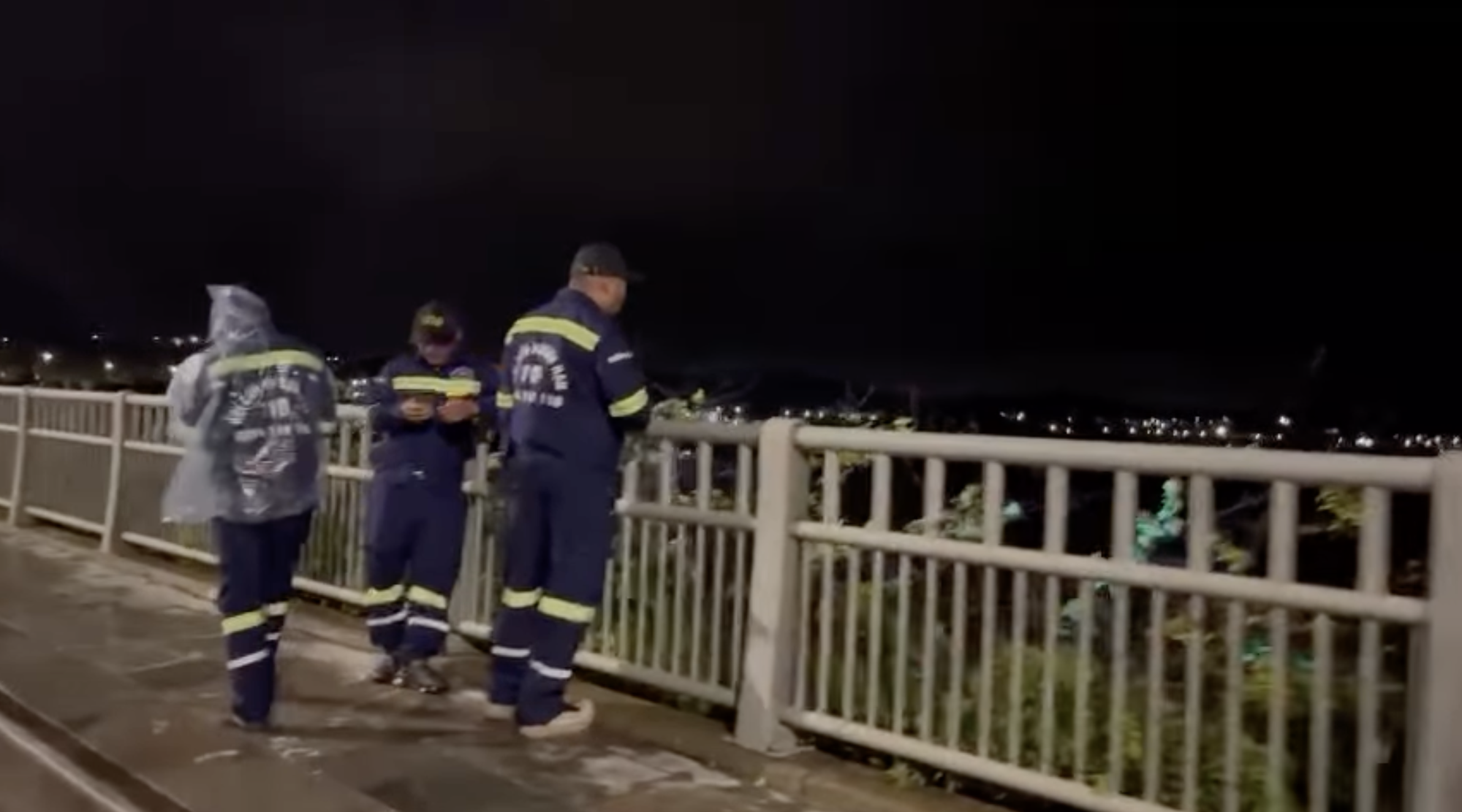 Vụ lật tàu trên vịnh Hạ Long: Đội cứu hộ vẫn kiên trì tìm kiếm 3 nạn nhân mất tích đến nửa đêm, hy vọng kịp đưa họ về với gia đình trước khi bão đổ bộ - Ảnh 1.