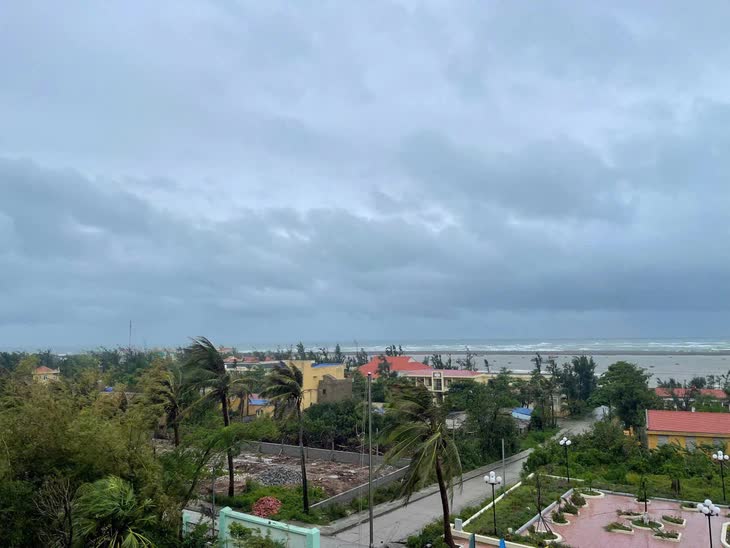 Trực tiếp: Bão số 3 đổ bộ đất liền Hưng Yên - Ninh Bình; CSGT Hà Nội khuyến cáo người dân hạn chế ra đường- Ảnh 9. Trực tiếp: Bão số 3 đổ bộ đất liền Hưng Yên - Ninh Bình; CSGT Hà Nội khuyến cáo người dân hạn chế ra đường- Ảnh 9.