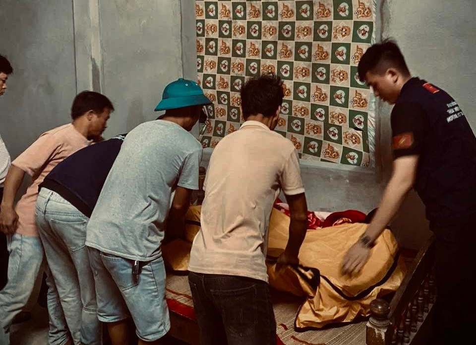 Người đàn ông tử vong khi lao ra hồ nước sâu cứu 2 cháu bé đuối nước - Ảnh 2. Người đàn ông tử vong khi lao ra hồ nước sâu cứu 2 cháu bé đuối nước - Ảnh 2.