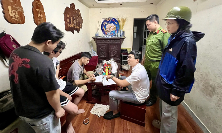 Hà Nội di dân khỏi chung cư nguy hiểm trước giờ bão Wipha đổ bộ - Ảnh 1. Hà Nội di dân khỏi chung cư nguy hiểm trước giờ bão Wipha đổ bộ - Ảnh 1.