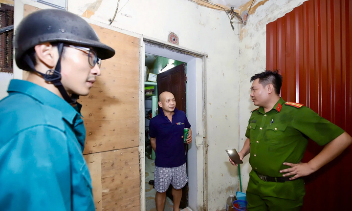 Hà Nội di dân khỏi chung cư nguy hiểm trước giờ bão Wipha đổ bộ - Ảnh 2. Hà Nội di dân khỏi chung cư nguy hiểm trước giờ bão Wipha đổ bộ - Ảnh 2.
