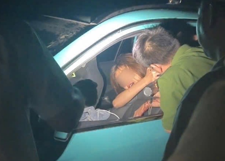 3 giờ nghẹt thở giải cứu cô gái bị thanh niên dùng dao khống chế trên taxi - Ảnh 2. 3 giờ nghẹt thở giải cứu cô gái bị thanh niên dùng dao khống chế trên taxi - Ảnh 2.