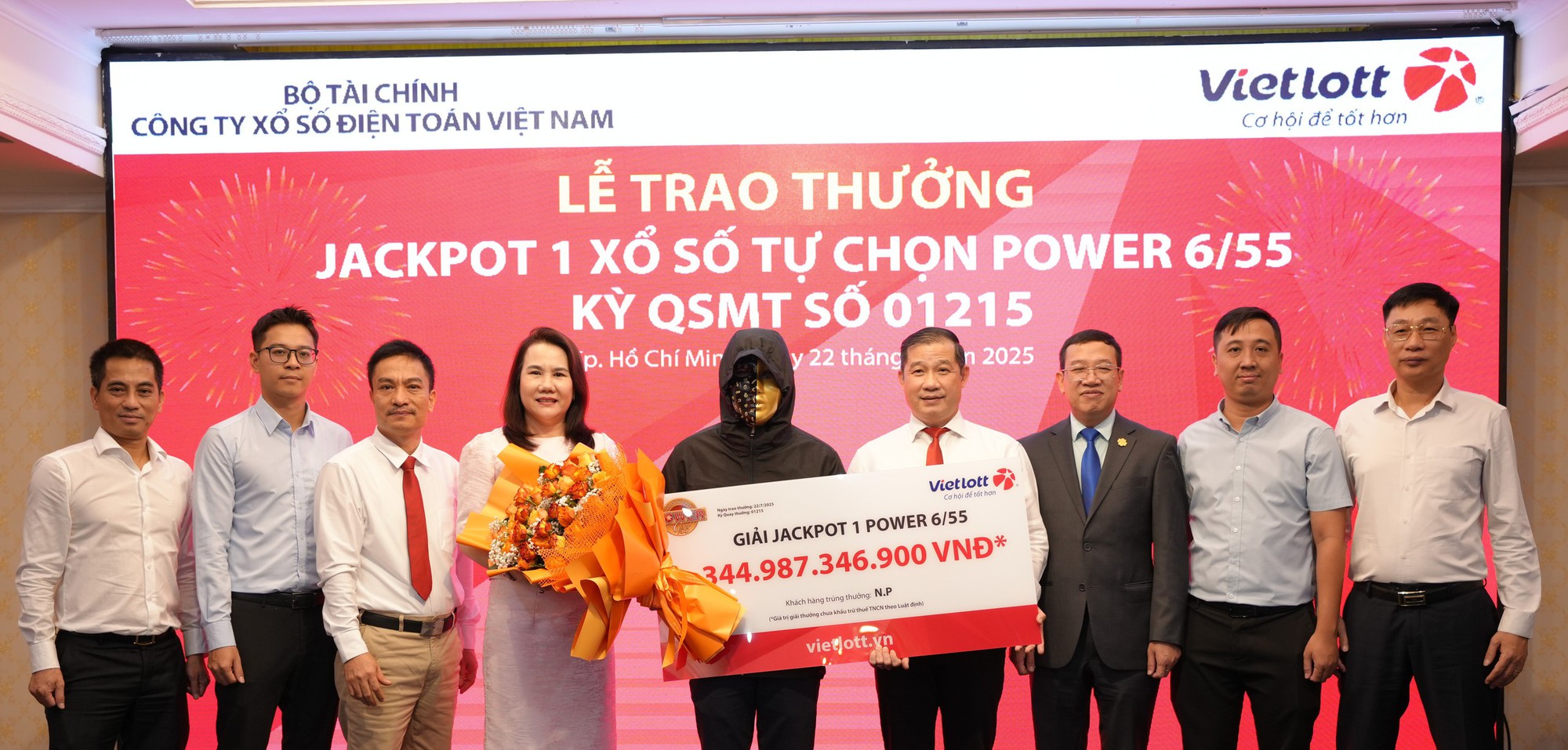 Vợ của người trúng hơn 344 tỷ của Vietlott: "Mình cảm thấy rất vui vì chồng đã trúng giải thưởng lớn, nhưng vui nhiều hơn khi anh chia sẻ thông tin đó với mình" - Ảnh 1. Vợ của người trúng hơn 344 tỷ của Vietlott: "Mình cảm thấy rất vui vì chồng đã trúng giải thưởng lớn, nhưng vui nhiều hơn khi anh chia sẻ thông tin đó với mình" - Ảnh 1.