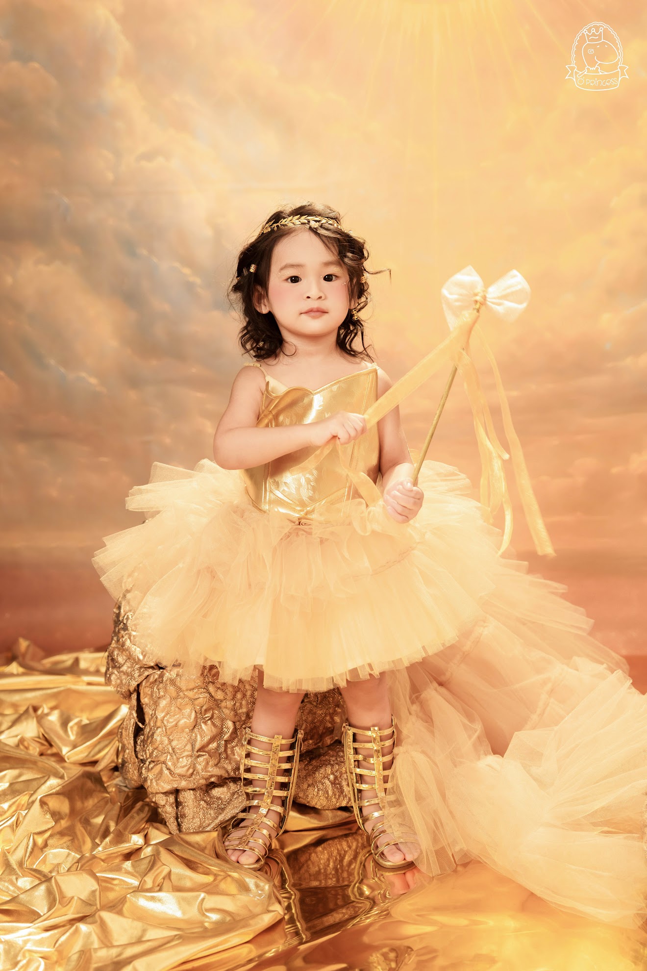 Con gái Á hậu xinh như búp bê, 2 tuổi đã catwalk dạn dĩ và nói được song ngữ - Ảnh 3. Con gái Á hậu xinh như búp bê, 2 tuổi đã catwalk dạn dĩ và nói được song ngữ - Ảnh 3.