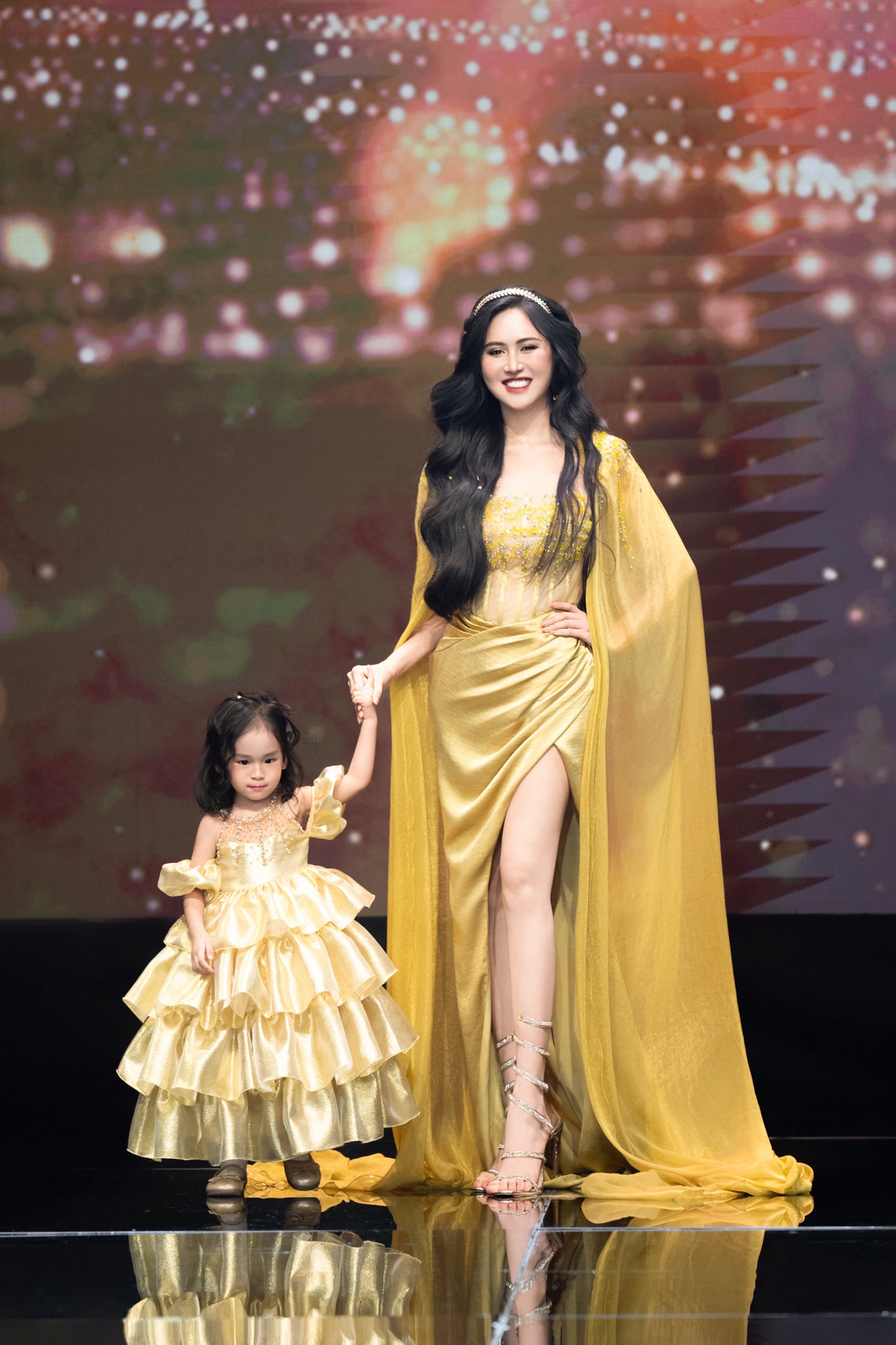 Con gái Á hậu xinh như búp bê, 2 tuổi đã catwalk dạn dĩ và nói được song ngữ - Ảnh 2. Con gái Á hậu xinh như búp bê, 2 tuổi đã catwalk dạn dĩ và nói được song ngữ - Ảnh 2.