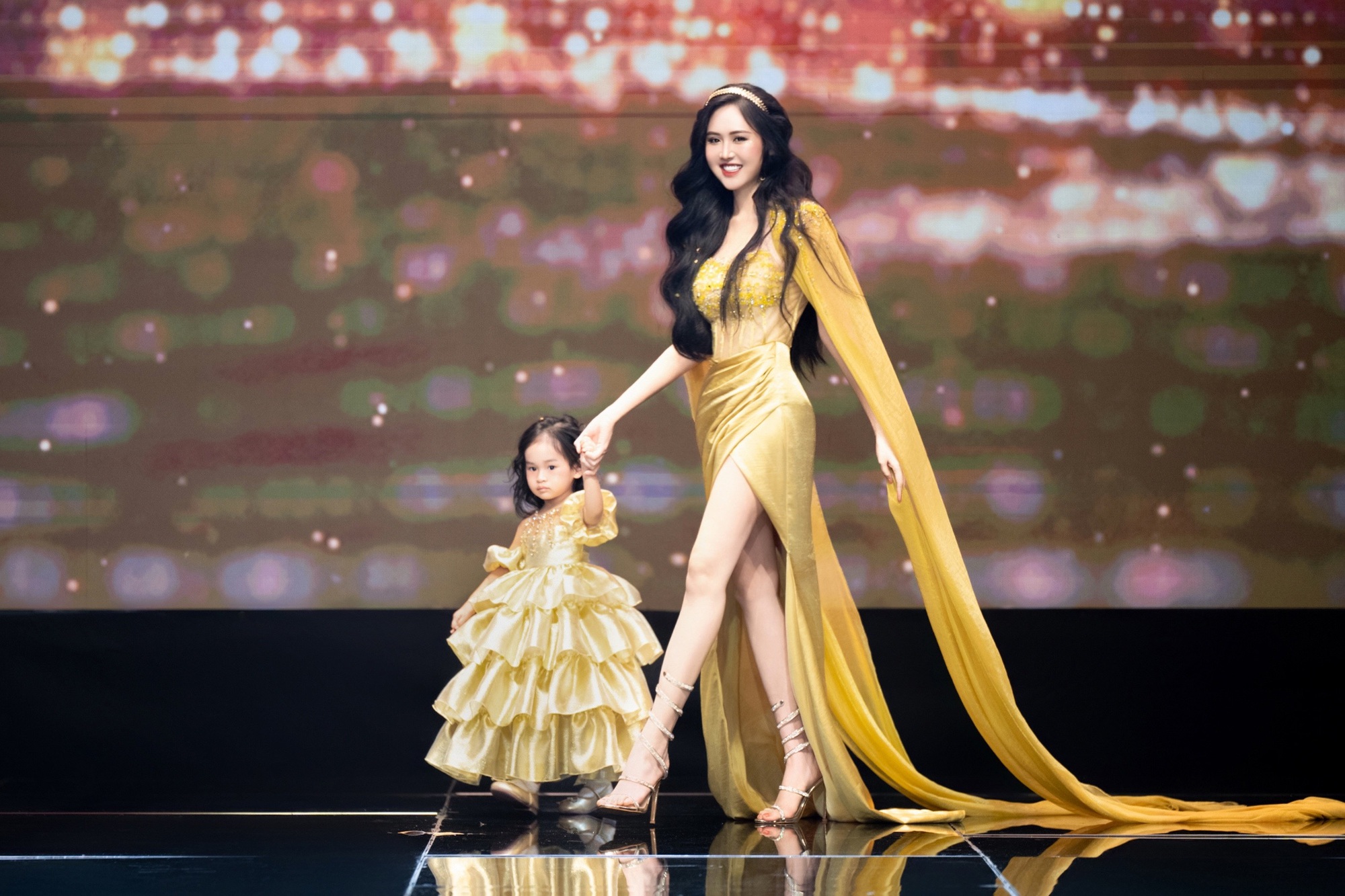Con gái Á hậu xinh như búp bê, 2 tuổi đã catwalk dạn dĩ và nói được song ngữ - Ảnh 5. Con gái Á hậu xinh như búp bê, 2 tuổi đã catwalk dạn dĩ và nói được song ngữ - Ảnh 5.