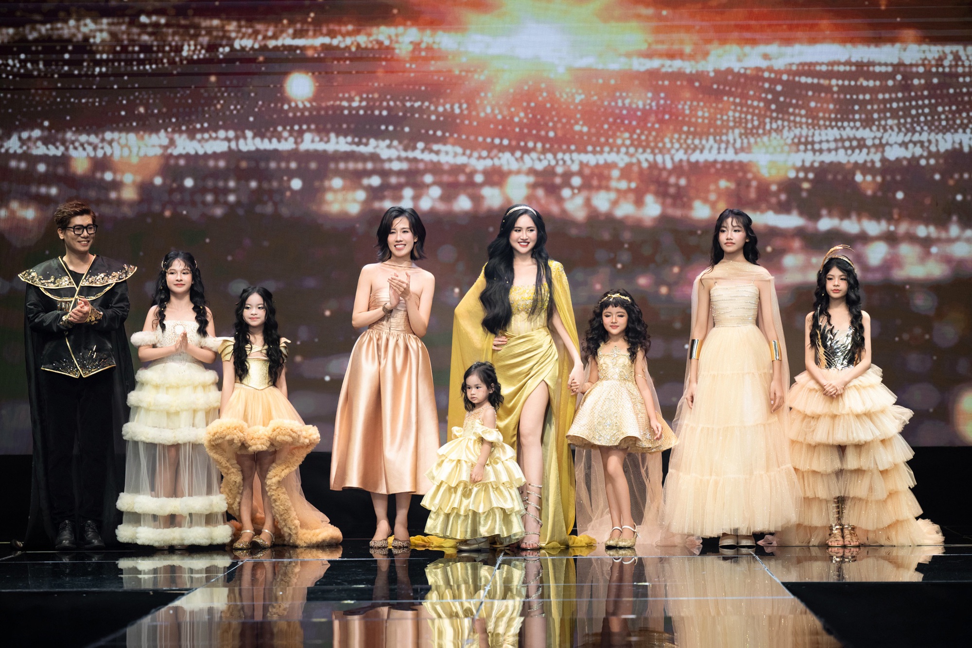 Con gái Á hậu xinh như búp bê, 2 tuổi đã catwalk dạn dĩ và nói được song ngữ - Ảnh 4. Con gái Á hậu xinh như búp bê, 2 tuổi đã catwalk dạn dĩ và nói được song ngữ - Ảnh 4.