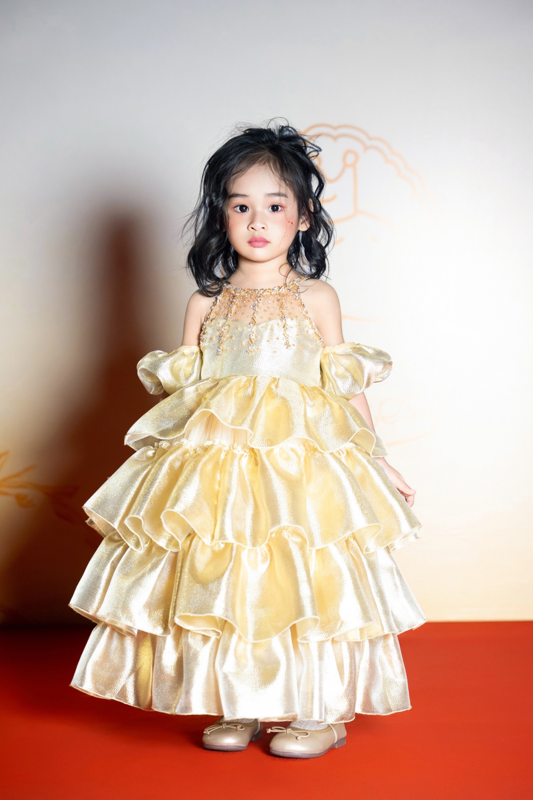 Con gái Á hậu xinh như búp bê, 2 tuổi đã catwalk dạn dĩ và nói được song ngữ - Ảnh 1. Con gái Á hậu xinh như búp bê, 2 tuổi đã catwalk dạn dĩ và nói được song ngữ - Ảnh 1.