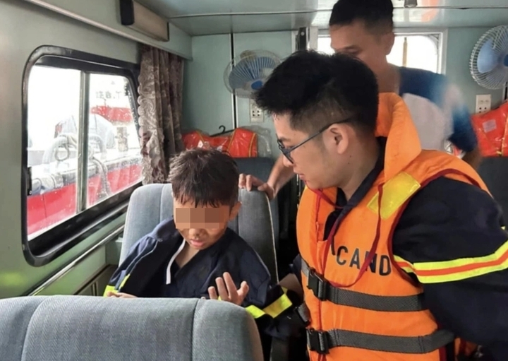 Bé 10 tuổi sống sót vụ lật tàu ở Vịnh Hạ Long được theo dõi tâm lý đặc biệt - Ảnh 1. Bé 10 tuổi sống sót vụ lật tàu ở Vịnh Hạ Long được theo dõi tâm lý đặc biệt - Ảnh 1.