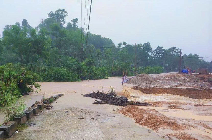 Mưa lớn làm 200 hộ dân vùng núi Nghệ An bị cô lập, quốc lộ nứt dài - Ảnh 2. Mưa lớn làm 200 hộ dân vùng núi Nghệ An bị cô lập, quốc lộ nứt dài - Ảnh 2.