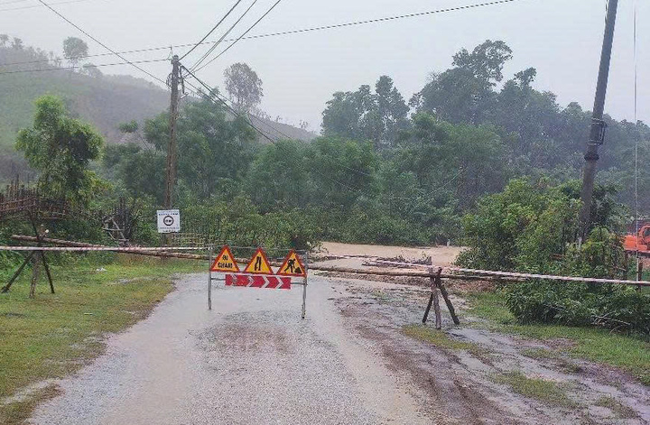 Mưa lớn làm 200 hộ dân vùng núi Nghệ An bị cô lập, quốc lộ nứt dài - Ảnh 1. Mưa lớn làm 200 hộ dân vùng núi Nghệ An bị cô lập, quốc lộ nứt dài - Ảnh 1.