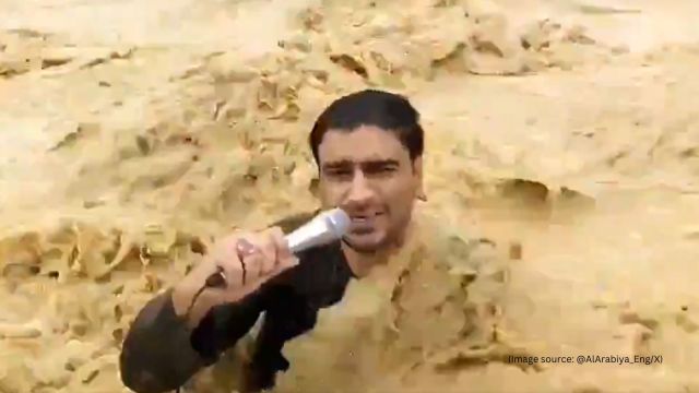 Nam phóng viên Pakistan "bình tĩnh" cập nhật tình hình mưa lũ dù nước cuồn cuộn, dâng cao tới cổ - Ảnh 1. Nam phóng viên Pakistan "bình tĩnh" cập nhật tình hình mưa lũ dù nước cuồn cuộn, dâng cao tới cổ - Ảnh 1.