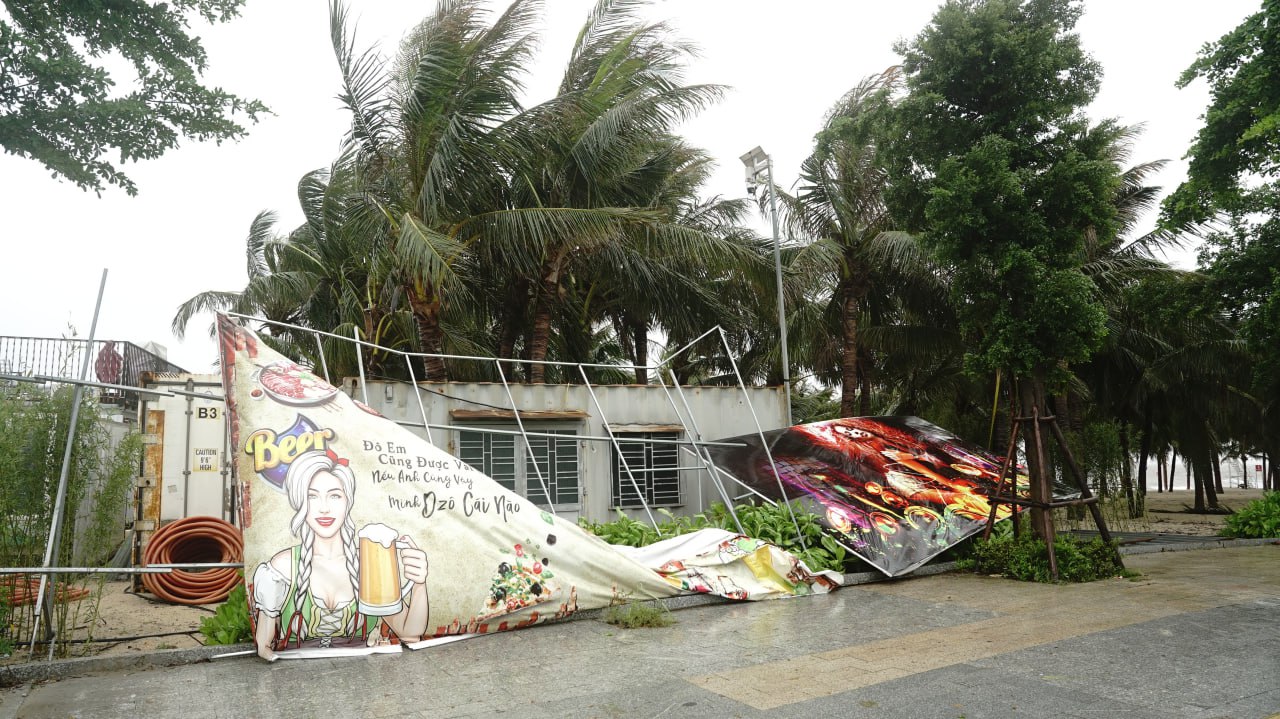 Trực tiếp: Bão số 3 đổ bộ đất liền Hưng Yên - Ninh Bình; CSGT Hà Nội khuyến cáo người dân hạn chế ra đường- Ảnh 25. Trực tiếp: Bão số 3 đổ bộ đất liền Hưng Yên - Ninh Bình; CSGT Hà Nội khuyến cáo người dân hạn chế ra đường- Ảnh 25.