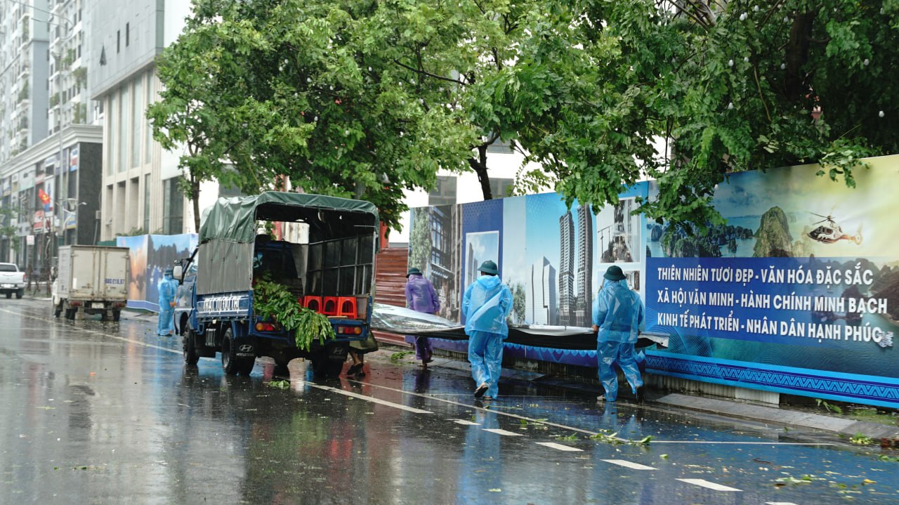 Trực tiếp: Bão số 3 đổ bộ đất liền Hưng Yên - Ninh Bình; CSGT Hà Nội khuyến cáo người dân hạn chế ra đường- Ảnh 24. Trực tiếp: Bão số 3 đổ bộ đất liền Hưng Yên - Ninh Bình; CSGT Hà Nội khuyến cáo người dân hạn chế ra đường- Ảnh 24.