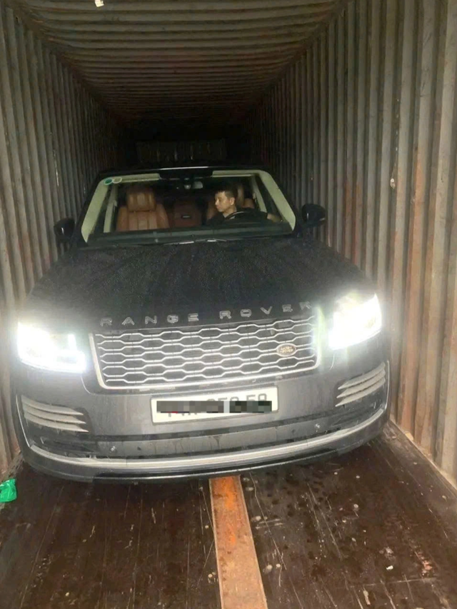 Chủ nhà hàng chi 108 triệu đồng/ngày thuê container chắn cửa chống bão: Từng bị bão YAGI "san bằng tất cả" - Ảnh 2. Chủ nhà hàng chi 108 triệu đồng/ngày thuê container chắn cửa chống bão: Từng bị bão YAGI "san bằng tất cả" - Ảnh 2.