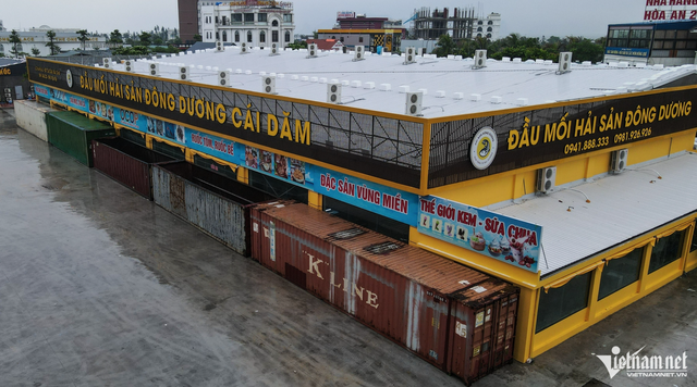 Chủ nhà hàng chi 108 triệu đồng/ngày thuê container chắn cửa chống bão: Từng bị bão YAGI "san bằng tất cả" - Ảnh 1. Chủ nhà hàng chi 108 triệu đồng/ngày thuê container chắn cửa chống bão: Từng bị bão YAGI "san bằng tất cả" - Ảnh 1.