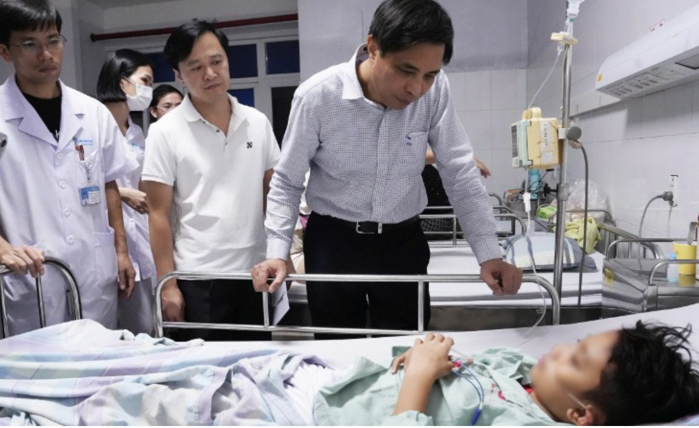 Vụ lật tàu du lịch ở Hạ Long: Bé trai 10 tuổi được theo dõi tâm lý- Ảnh 1. Vụ lật tàu du lịch ở Hạ Long: Bé trai 10 tuổi được theo dõi tâm lý- Ảnh 1.