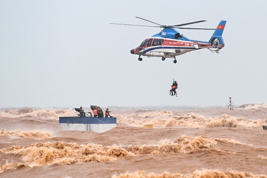 Trực tiếp: Bão số 3 đổ bộ đất liền Hưng Yên - Ninh Bình; CSGT Hà Nội khuyến cáo người dân hạn chế ra đường- Ảnh 37. Trực tiếp: Bão số 3 đổ bộ đất liền Hưng Yên - Ninh Bình; CSGT Hà Nội khuyến cáo người dân hạn chế ra đường- Ảnh 37.