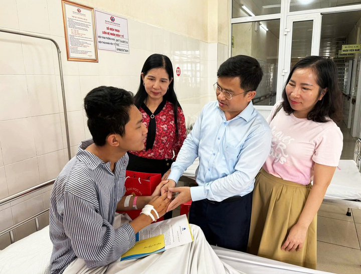 Đại học Hạ Long muốn đỡ đầu nam sinh mất 4 người thân trong vụ lật tàu - Ảnh 1. Đại học Hạ Long muốn đỡ đầu nam sinh mất 4 người thân trong vụ lật tàu - Ảnh 1.