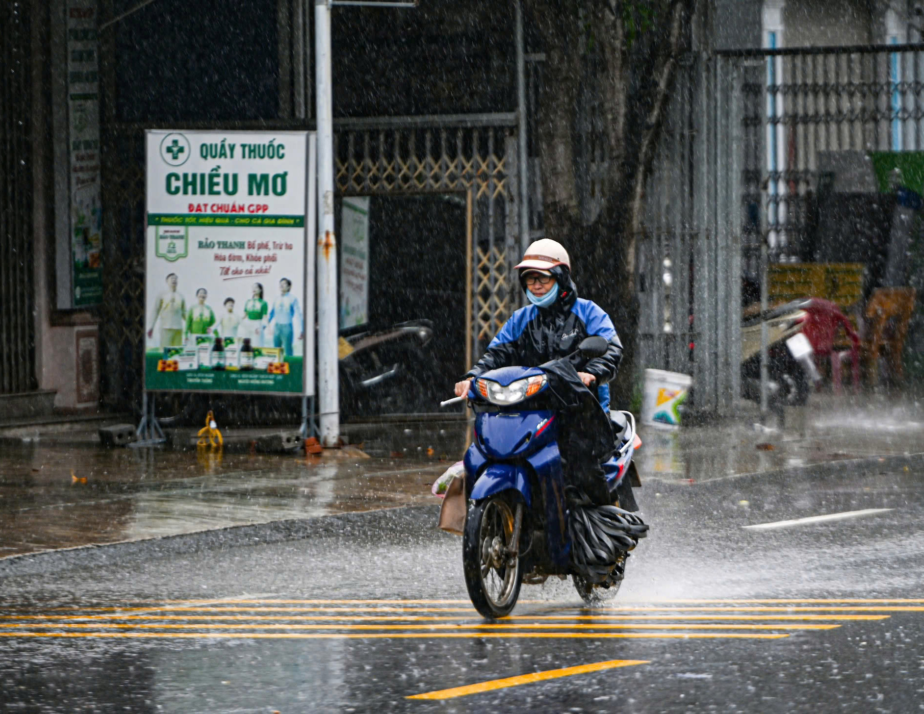 Trực tiếp: Bão số 3 đổ bộ đất liền Hưng Yên - Ninh Bình; CSGT Hà Nội khuyến cáo người dân hạn chế ra đường- Ảnh 36. Trực tiếp: Bão số 3 đổ bộ đất liền Hưng Yên - Ninh Bình; CSGT Hà Nội khuyến cáo người dân hạn chế ra đường- Ảnh 36.