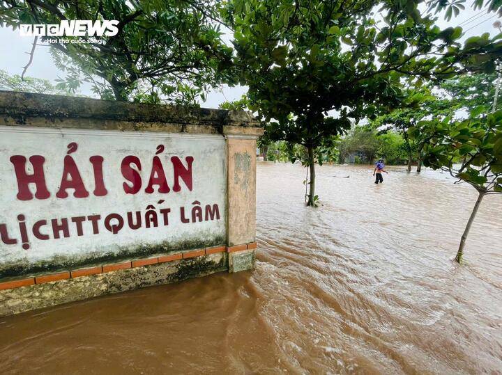 Bãi biển Quất Lâm ngập sâu, lực lượng chức năng lập chốt ngăn dân ra check-in - Ảnh 1. Bãi biển Quất Lâm ngập sâu, lực lượng chức năng lập chốt ngăn dân ra check-in - Ảnh 1.