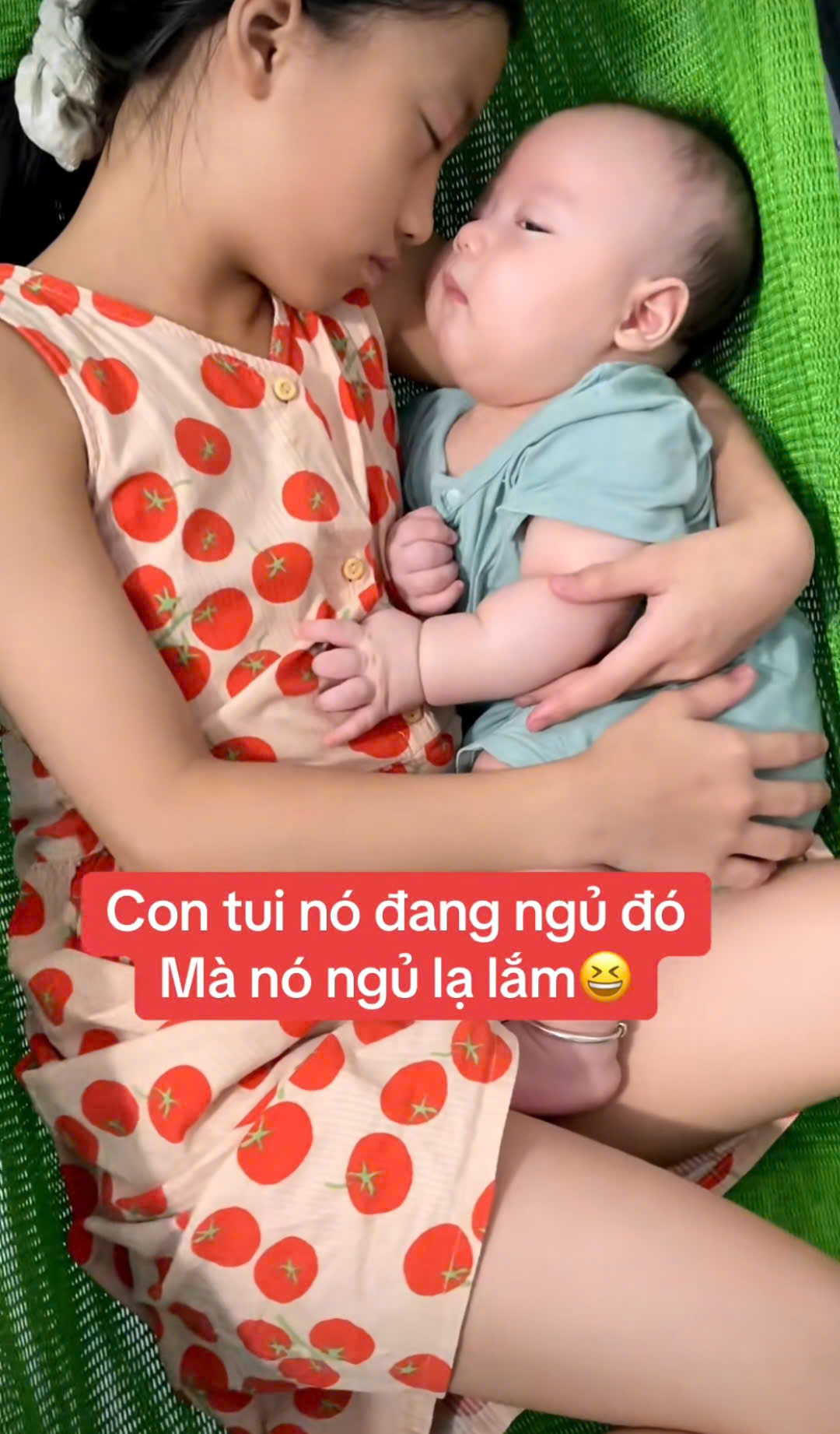 Khối nghỉ hè này lạ lắm: Nhìn cảnh vừa cưng vừa thương này sẽ hiểu vì sao các cụ nói Khối nghỉ hè này lạ lắm: Nhìn cảnh vừa cưng vừa thương này sẽ hiểu vì sao các cụ nói