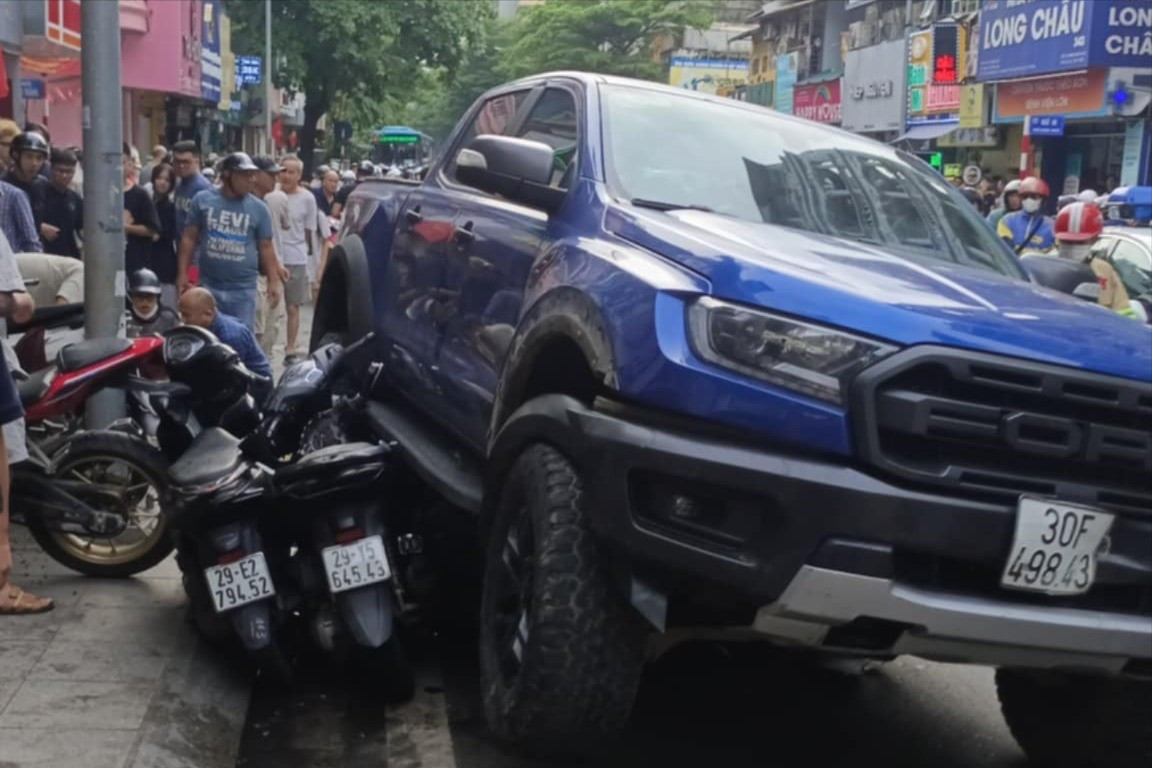 Hà Nội: Ô tô bán tải tông nhiều xe máy trên phố Khâm Thiên - Ảnh 1.