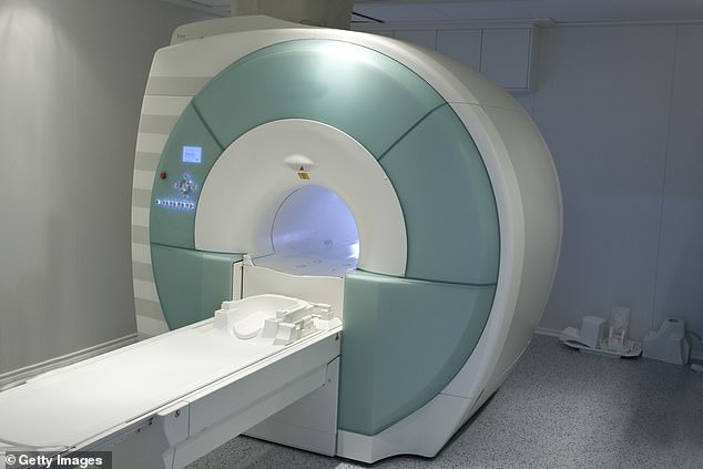 Vụ người đàn ông tử vong vì bị hút vào máy MRI: Đeo sợi chuyền nặng tới 9kg, mắc kẹt suốt 1 tiếng đồng hồ, người thân ám ảnh giây phút cuối cùng - Ảnh 2. Vụ người đàn ông tử vong vì bị hút vào máy MRI: Đeo sợi chuyền nặng tới 9kg, mắc kẹt suốt 1 tiếng đồng hồ, người thân ám ảnh giây phút cuối cùng - Ảnh 2.