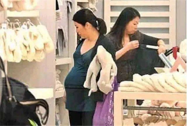 Đẩy có tí thôi mà, làm sao?: Câu nói "đỉnh cao EQ thấp" của bà mẹ khi con mình liên tục cố tình xô đẩy 1 thai phụ- Ảnh 1. Đẩy có tí thôi mà, làm sao?: Câu nói "đỉnh cao EQ thấp" của bà mẹ khi con mình liên tục cố tình xô đẩy 1 thai phụ- Ảnh 1.