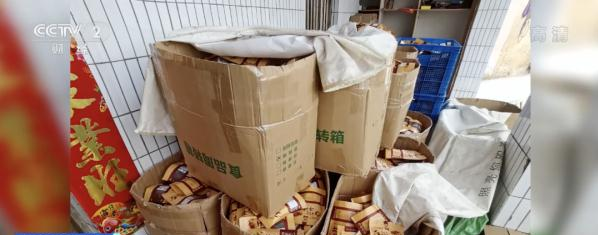 Nhận tin báo, cảnh sát đột kích nhà máy trên núi, triệt phá đường dây sản xuất thịt bò khô từ vịt doanh thu 36 tỷ đồng/tháng, bắt giữ 23 người - Ảnh 3. Nhận tin báo, cảnh sát đột kích nhà máy trên núi, triệt phá đường dây sản xuất thịt bò khô từ vịt doanh thu 36 tỷ đồng/tháng, bắt giữ 23 người - Ảnh 3.