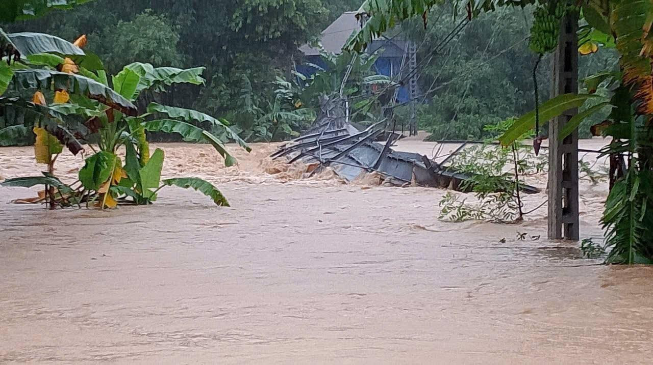 Người dân chờ vớt tài sản bị nước lũ cuốn trôi trong đêm - Ảnh 14. Người dân chờ vớt tài sản bị nước lũ cuốn trôi trong đêm - Ảnh 14.