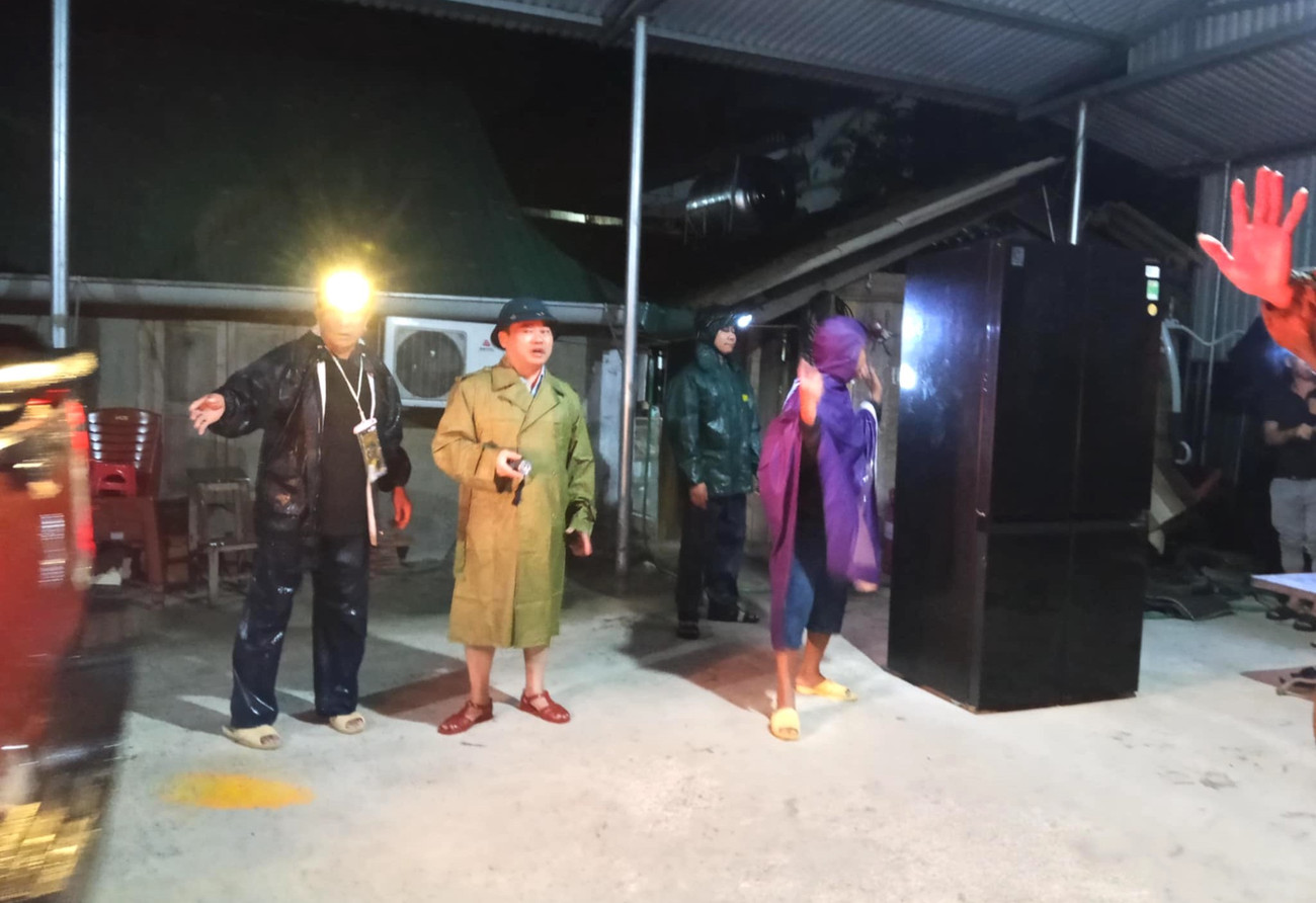 Người dân chờ vớt tài sản bị nước lũ cuốn trôi trong đêm - Ảnh 1. Người dân chờ vớt tài sản bị nước lũ cuốn trôi trong đêm - Ảnh 1.