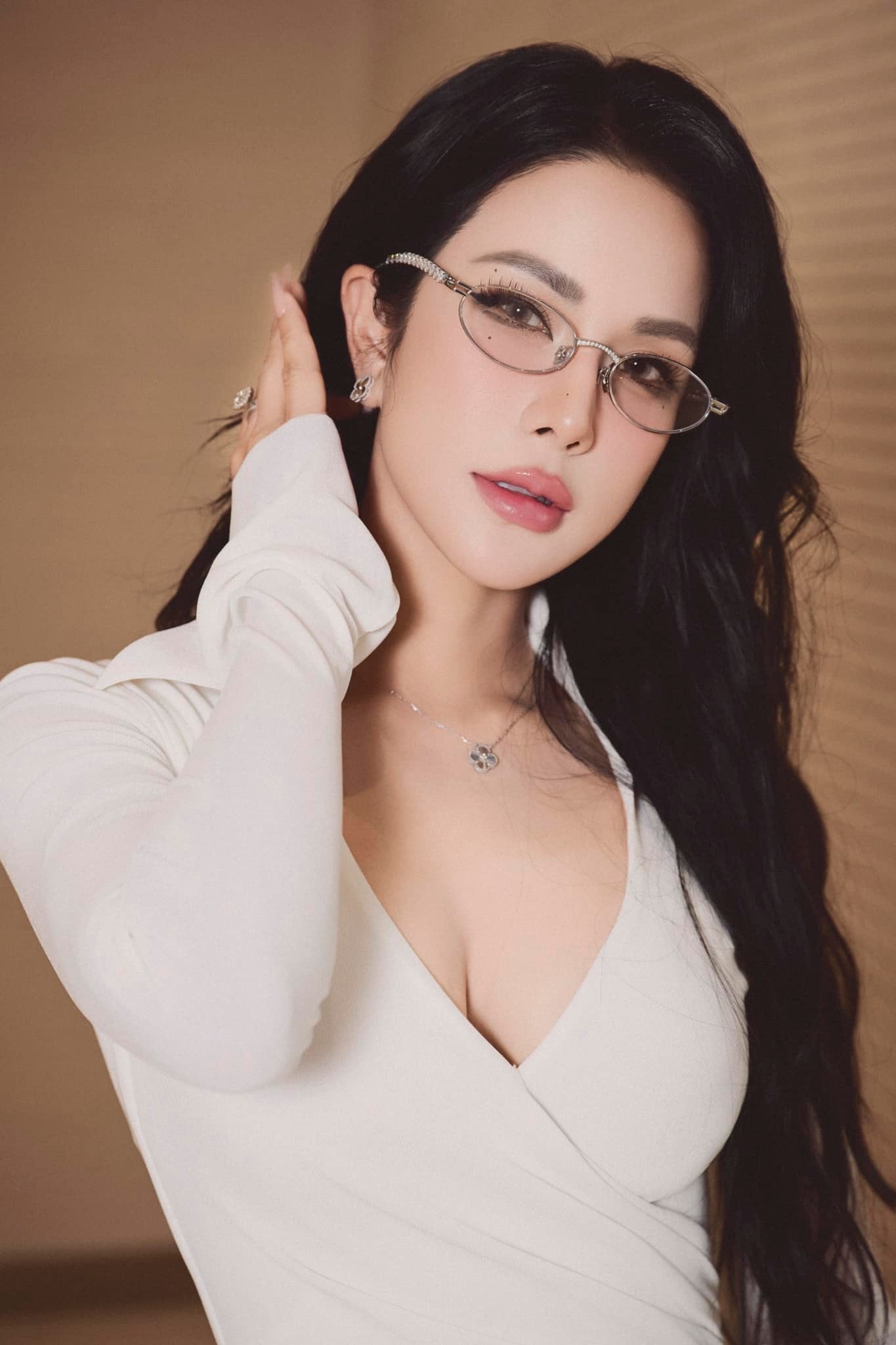 Diệp Lâm Anh thẳng tay chia sẻ hình ảnh NTK Công Trí bị bắt: Diệp Lâm Anh thẳng tay chia sẻ hình ảnh NTK Công Trí bị bắt: