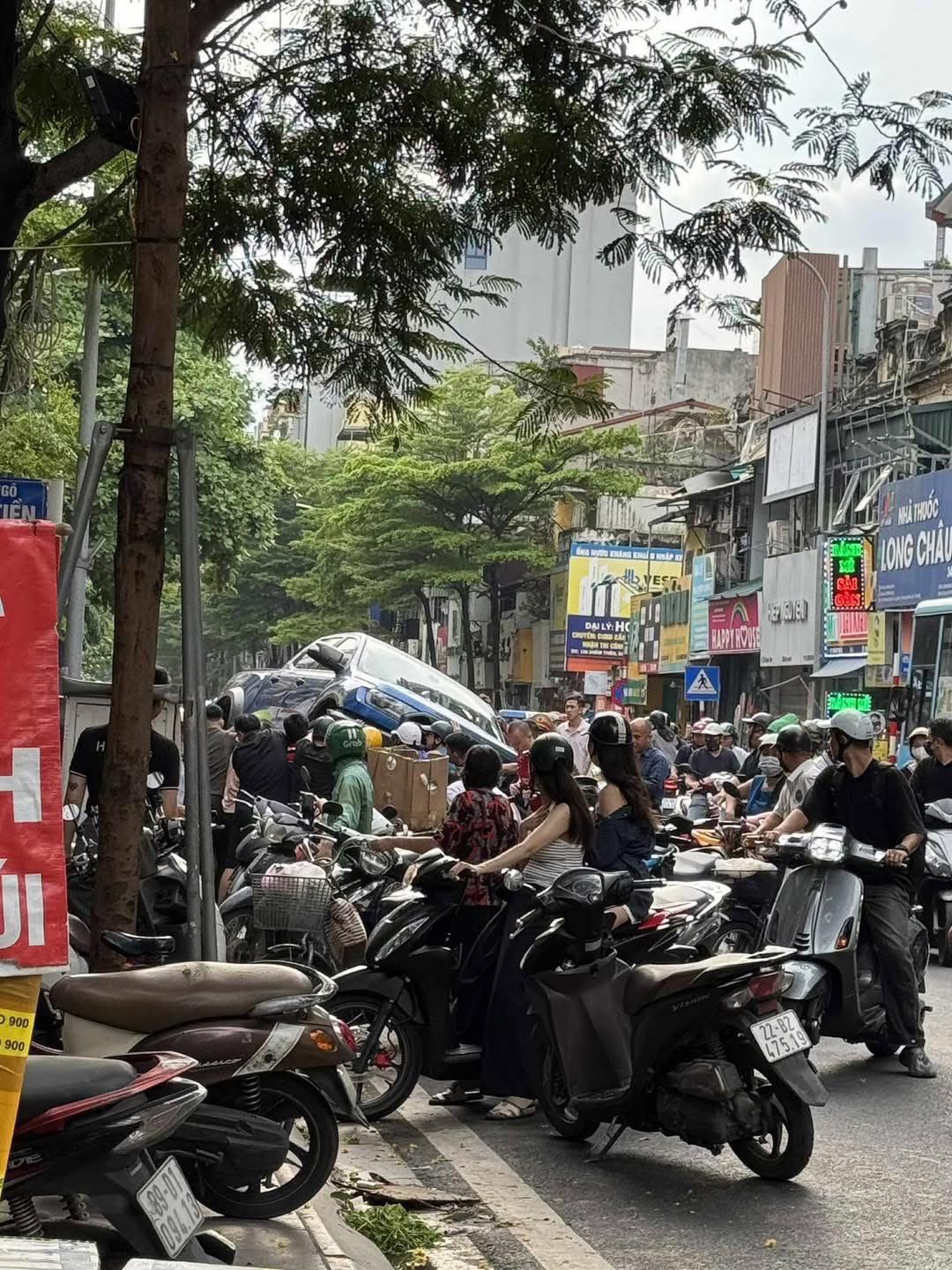 Hà Nội: Cận cảnh xe bán tải lao lên vỉa hè phố Khâm Thiên, chồm lên nhiều xe máy, người dân hoảng loạn - Ảnh 1. Hà Nội: Cận cảnh xe bán tải lao lên vỉa hè phố Khâm Thiên, chồm lên nhiều xe máy, người dân hoảng loạn - Ảnh 1.