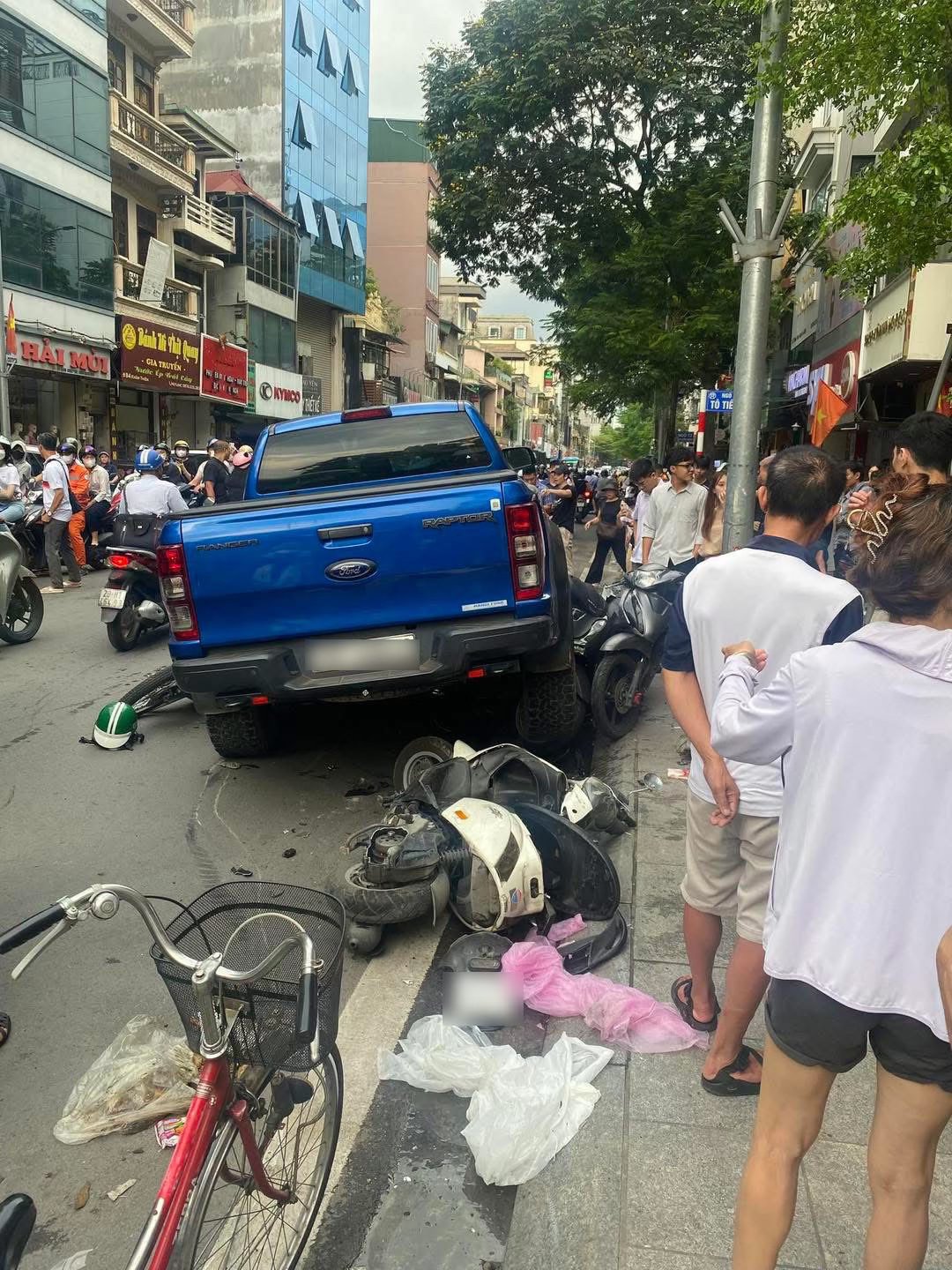 Hà Nội: Cận cảnh xe bán tải lao lên vỉa hè phố Khâm Thiên, chồm lên nhiều xe máy, người dân hoảng loạn - Ảnh 2. Hà Nội: Cận cảnh xe bán tải lao lên vỉa hè phố Khâm Thiên, chồm lên nhiều xe máy, người dân hoảng loạn - Ảnh 2.