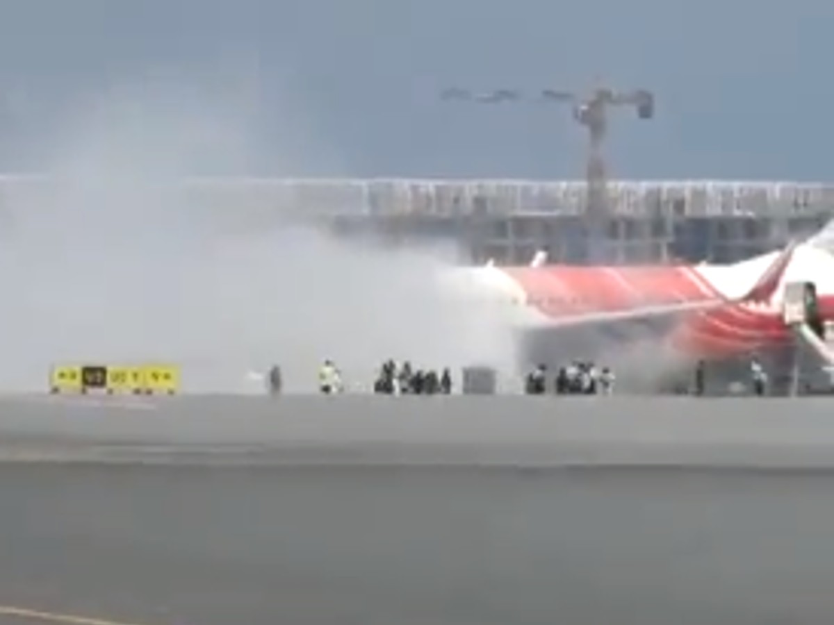 Máy bay Air India chở 170 người bốc cháy sau khi hạ cánh- Ảnh 1. Máy bay Air India chở 170 người bốc cháy sau khi hạ cánh- Ảnh 1.