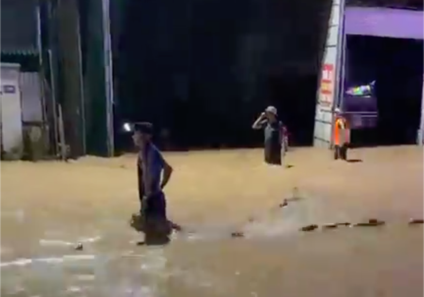 Người dân chờ vớt tài sản bị nước lũ cuốn trôi trong đêm - Ảnh 5. Người dân chờ vớt tài sản bị nước lũ cuốn trôi trong đêm - Ảnh 5.
